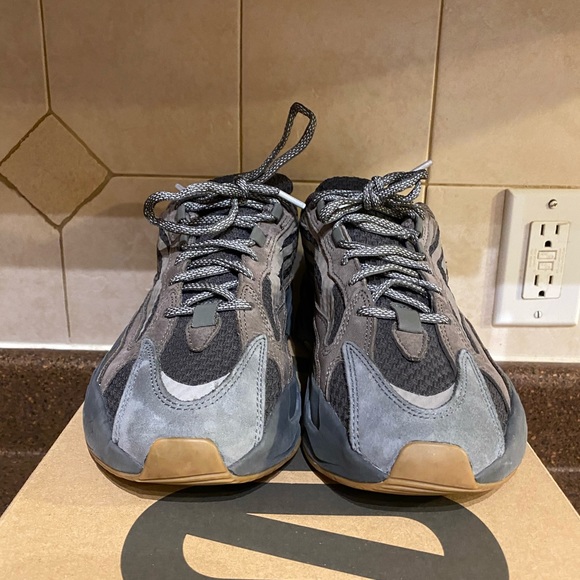 Yeezy Boost 700 V2 Geode - Picture 3 of 9